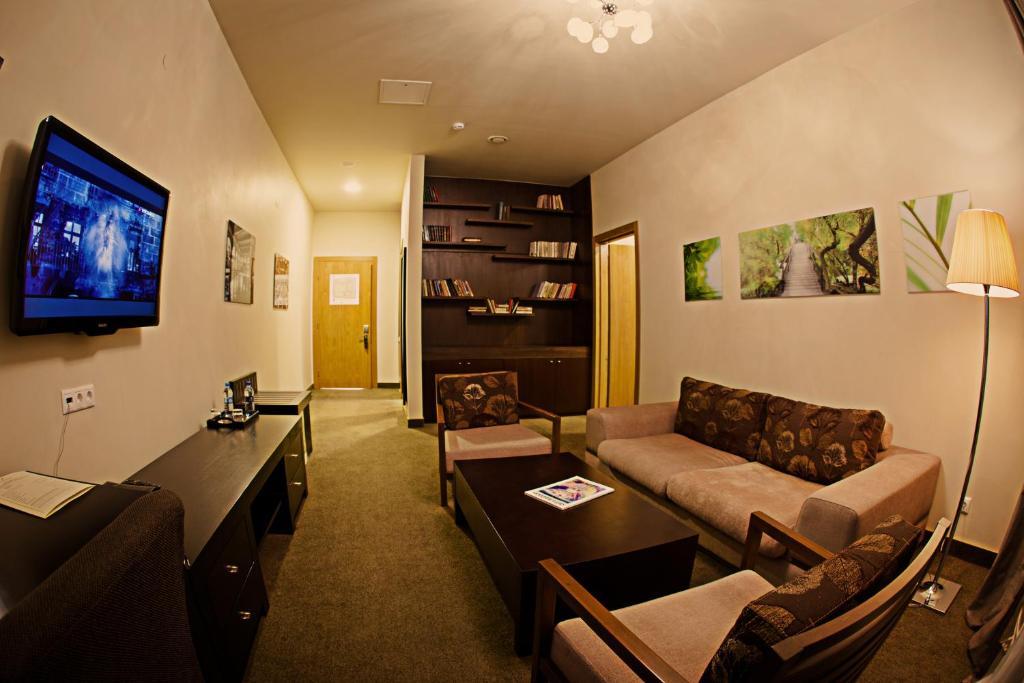 Karagandy Voyage Hotel מראה חיצוני תמונה